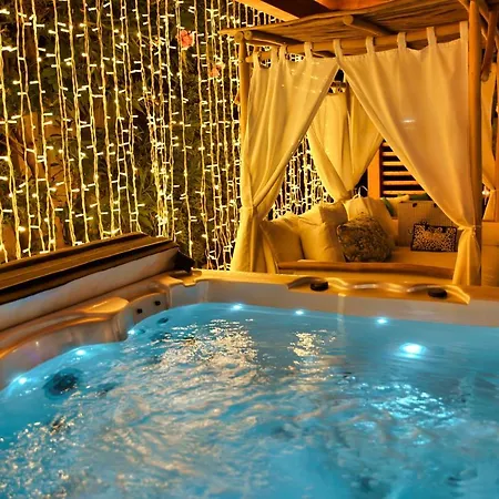 Depandance Con Piscina E Jacuzzi בית נופש *