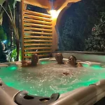 Depandance Con Piscina E Jacuzzi Дом отдыха Фонтане-Бьянке