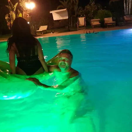 Depandance Con Piscina E Jacuzzi بيت للعطل